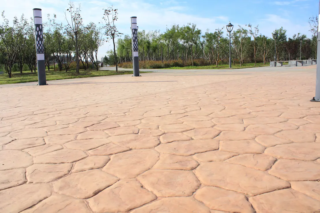 Zona de descanso de una universidad revestida de hormigón impreso.